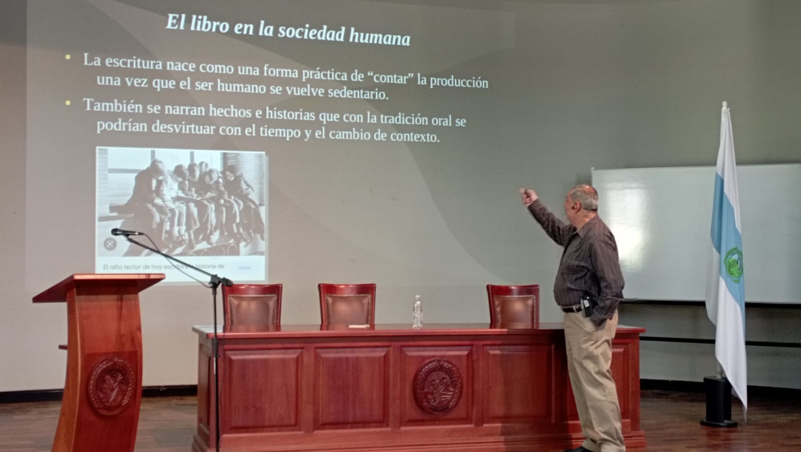 Profesor Rolando Herrera presentando "el libro, la memoria de un pueblo"