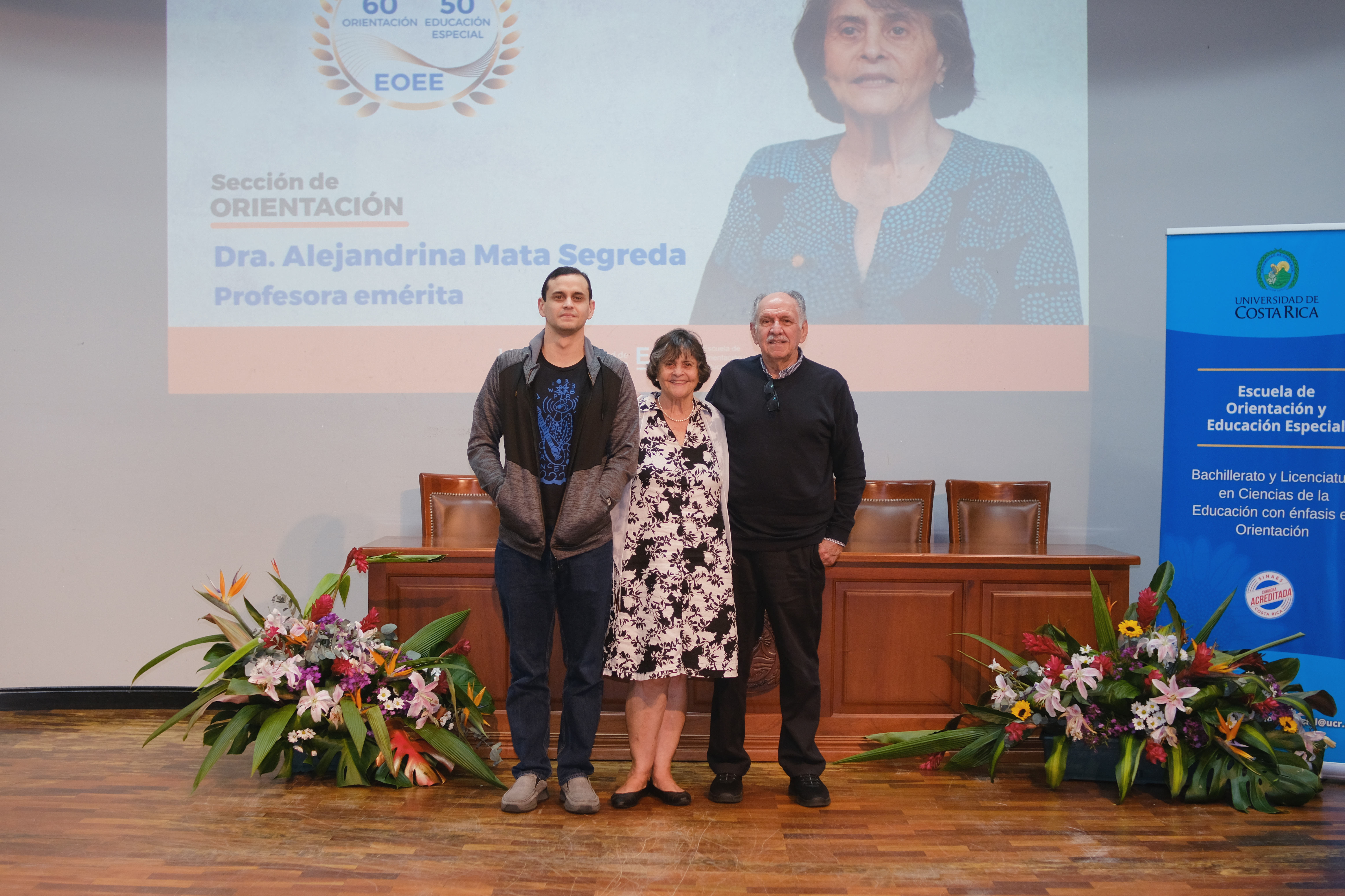 Profesora Emérita: Dra. Alejandrina Mata Segreda junto a su familia