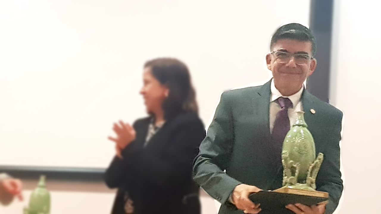 Prof. Carlos Rubio recibe el Premio de Acción Social María Eugenia Dengo Obregón por el área de Ciencias Sociales 2019