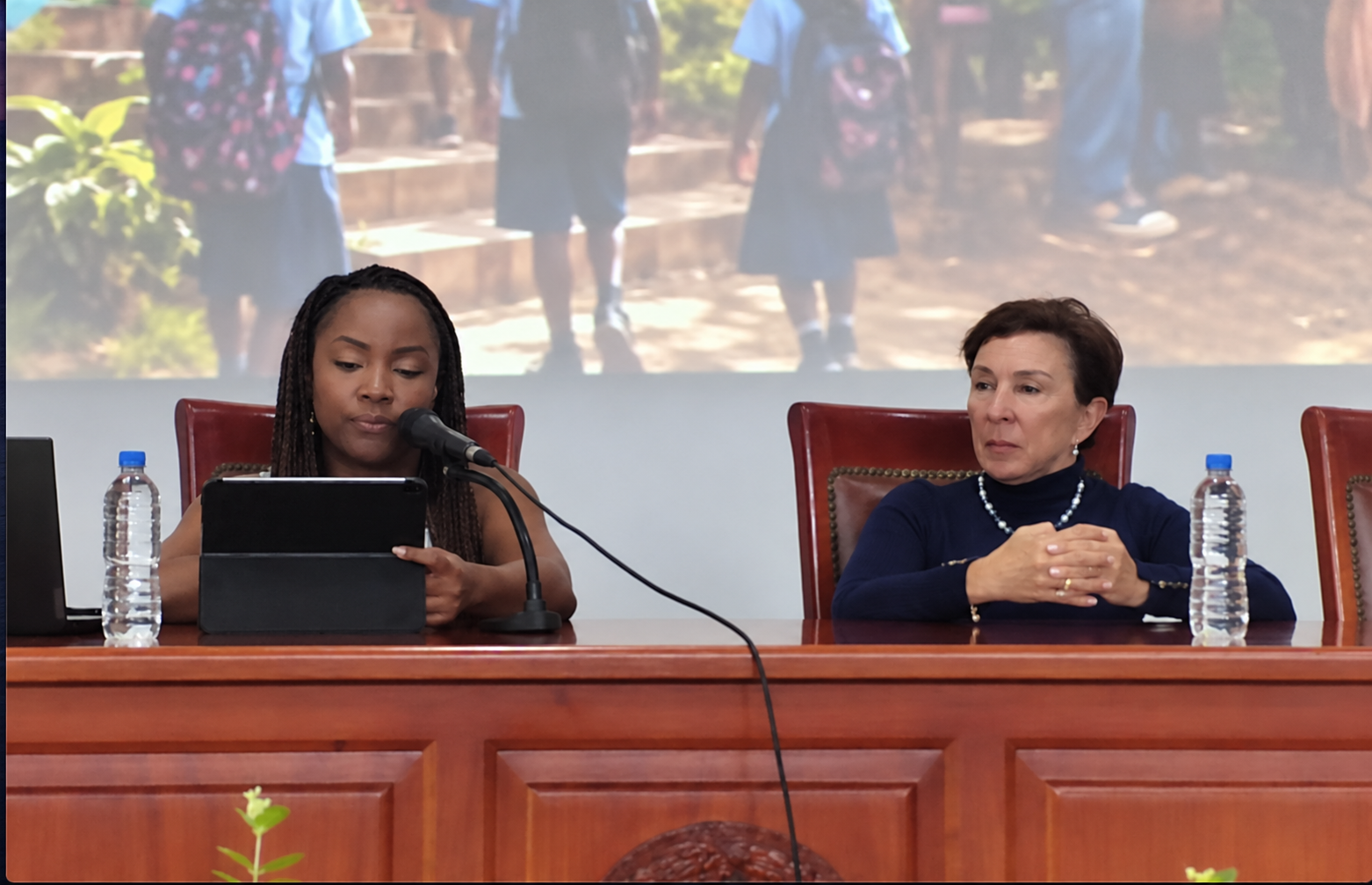 La Dra. Diana Senior (derecha) y la Dra. Patricia Vega en celebración de cultura afrocostarricense en la Facultad de Educación.